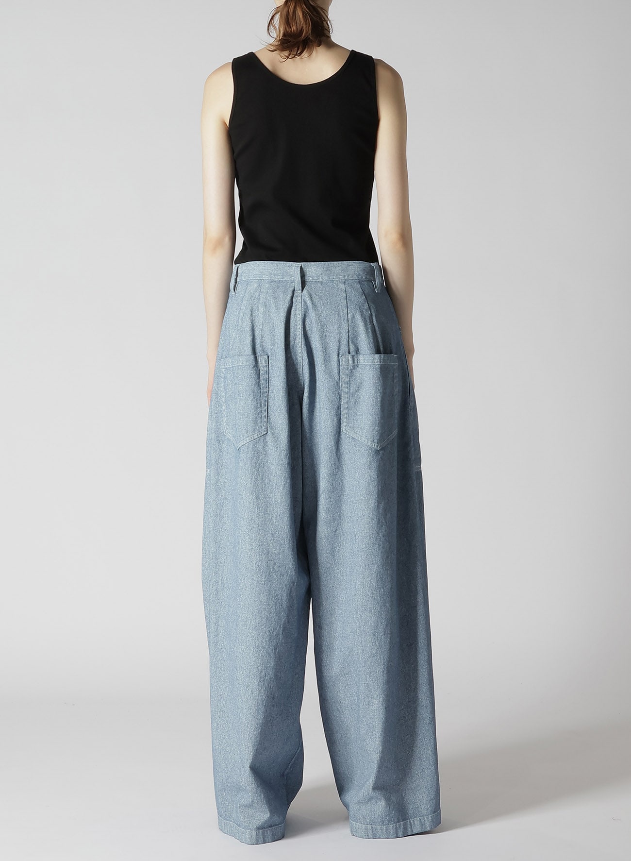 WHITE PIGMENT COATED DENIM PLEATED WIDE PANTS