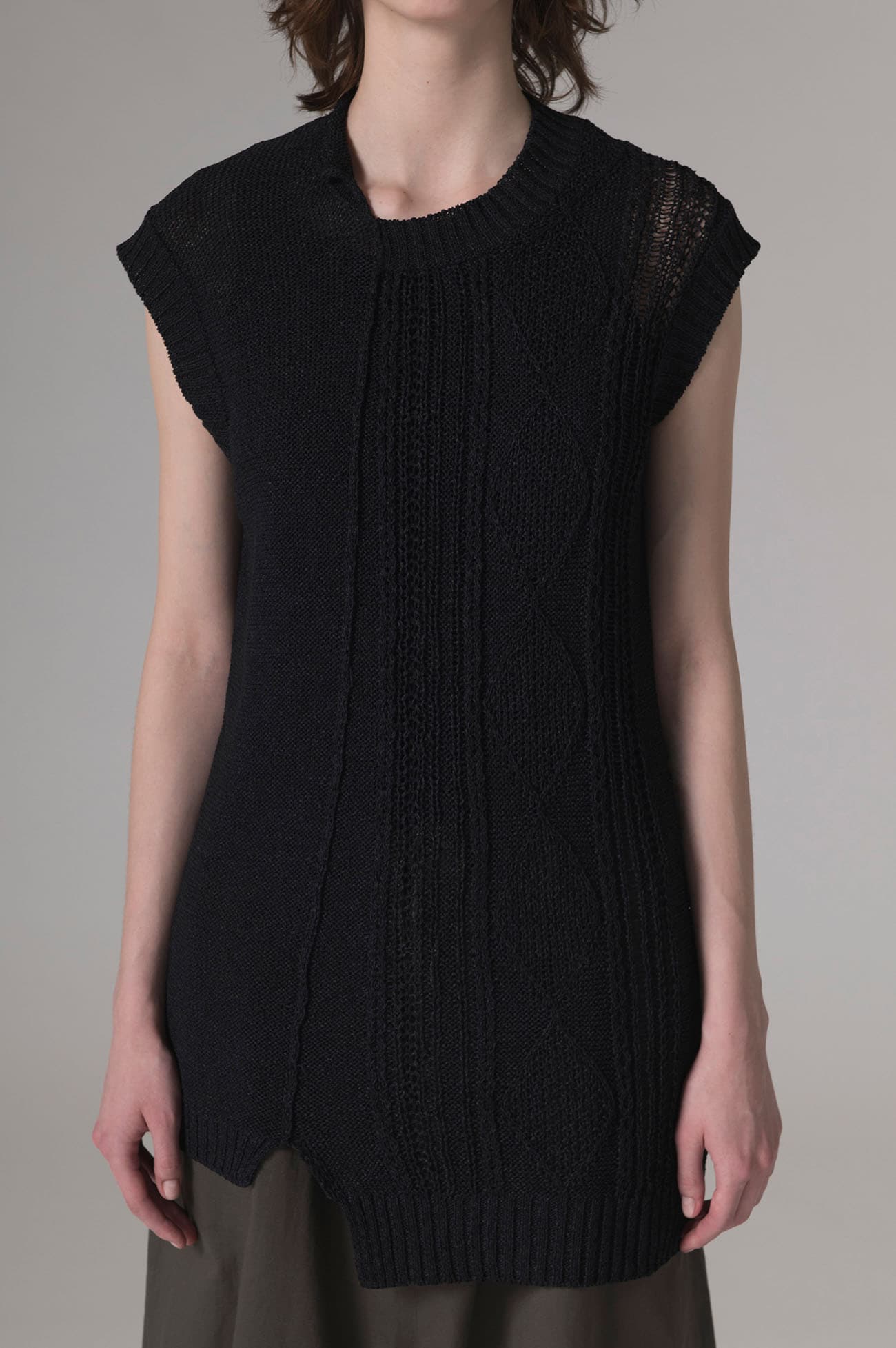 PLAIN STITCH x CABLE KNIT SLEEVELESS PULLOVER